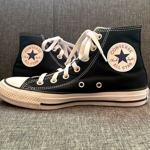 CONVERSE Women’s size 6.5 but I’m a size seven and they fit well. worn twice!